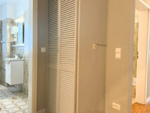 Flur - Blick ins Gäste-WC