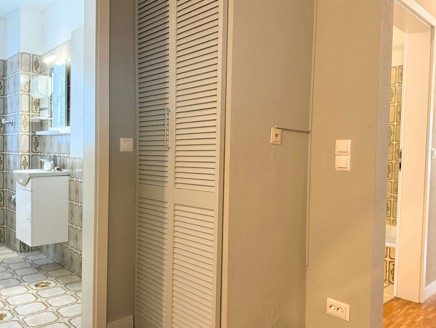 Flur - Blick ins Gäste-WC