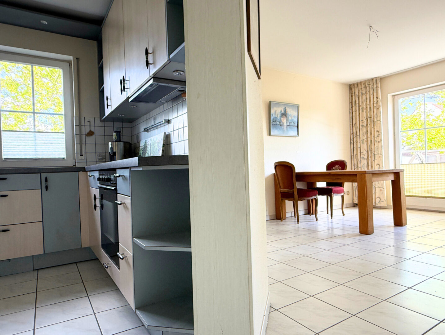 Blick in Küche und Essbereich