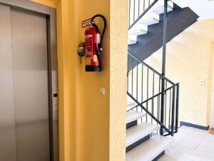 Treppenhaus und Aufzug