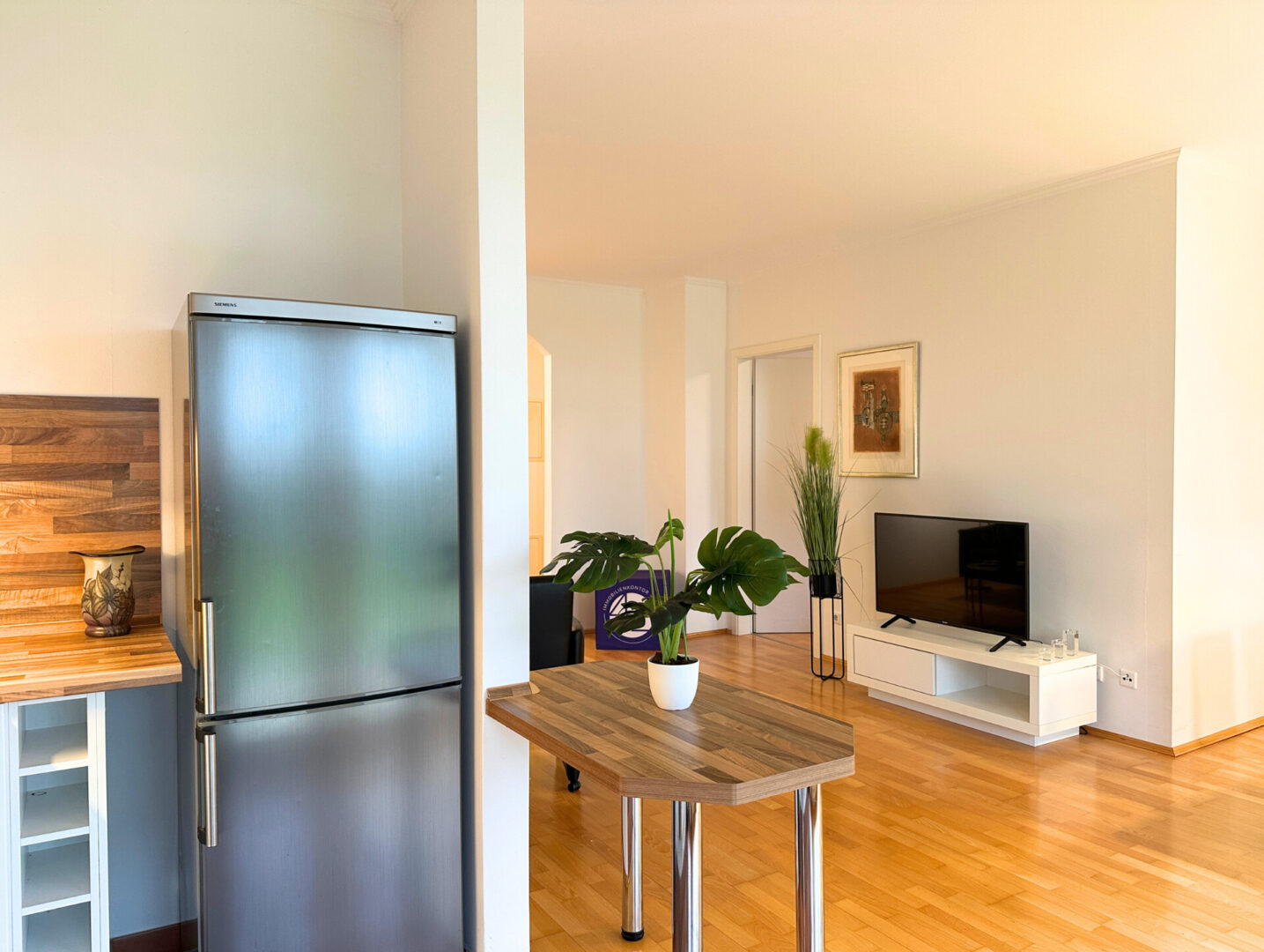 Blick in Küche und Wohnbereich