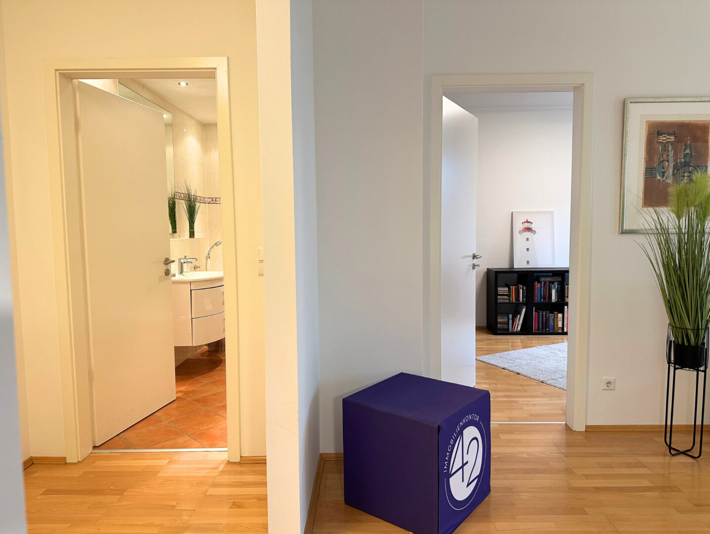 Blick in Büro und Bad