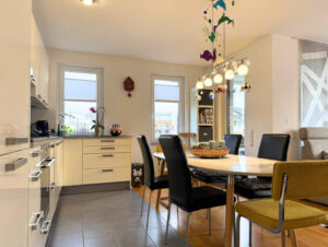 Küche und Essbereich