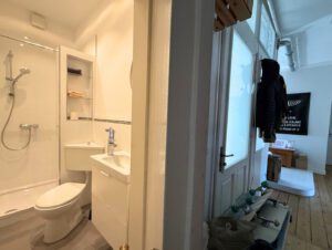 Blick in Bad und Flur
