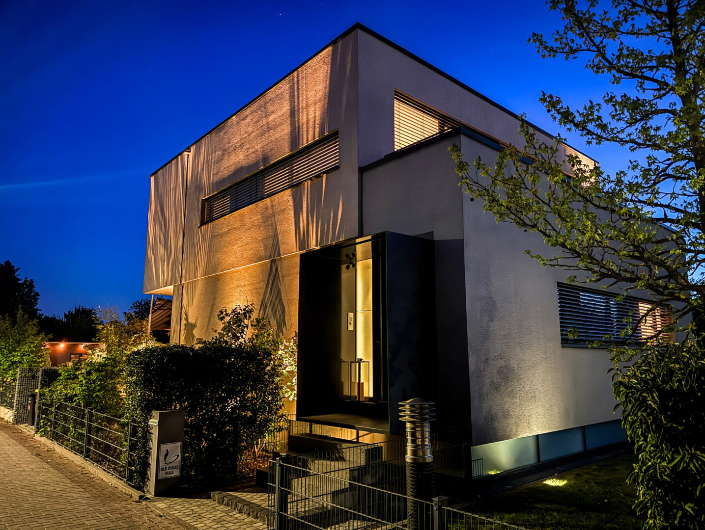 Vorderansicht bei Dämmerung