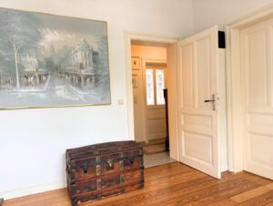 Blick vom Wohnzimmer in den Flur