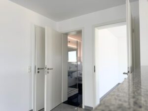 Blick in Bad & Schlafzimmer