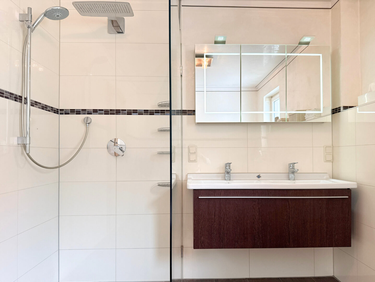 Tageslichtbad mit Wanne und Dusche