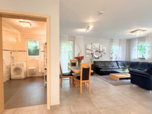 Wohnzimmer und Duschbad