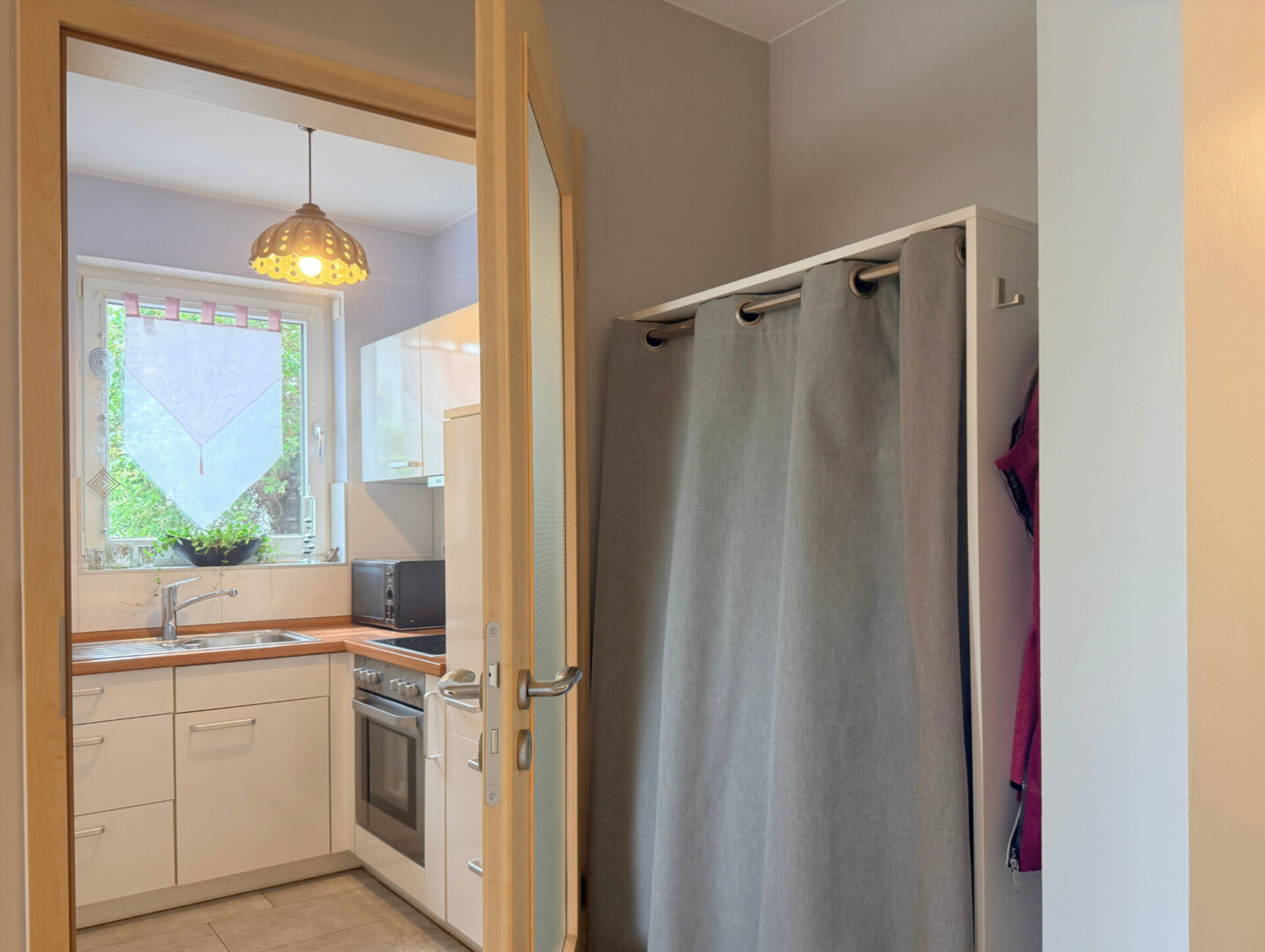 Garderobe und Küche