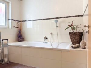 Tageslichtbad mit Wanne und Dusche