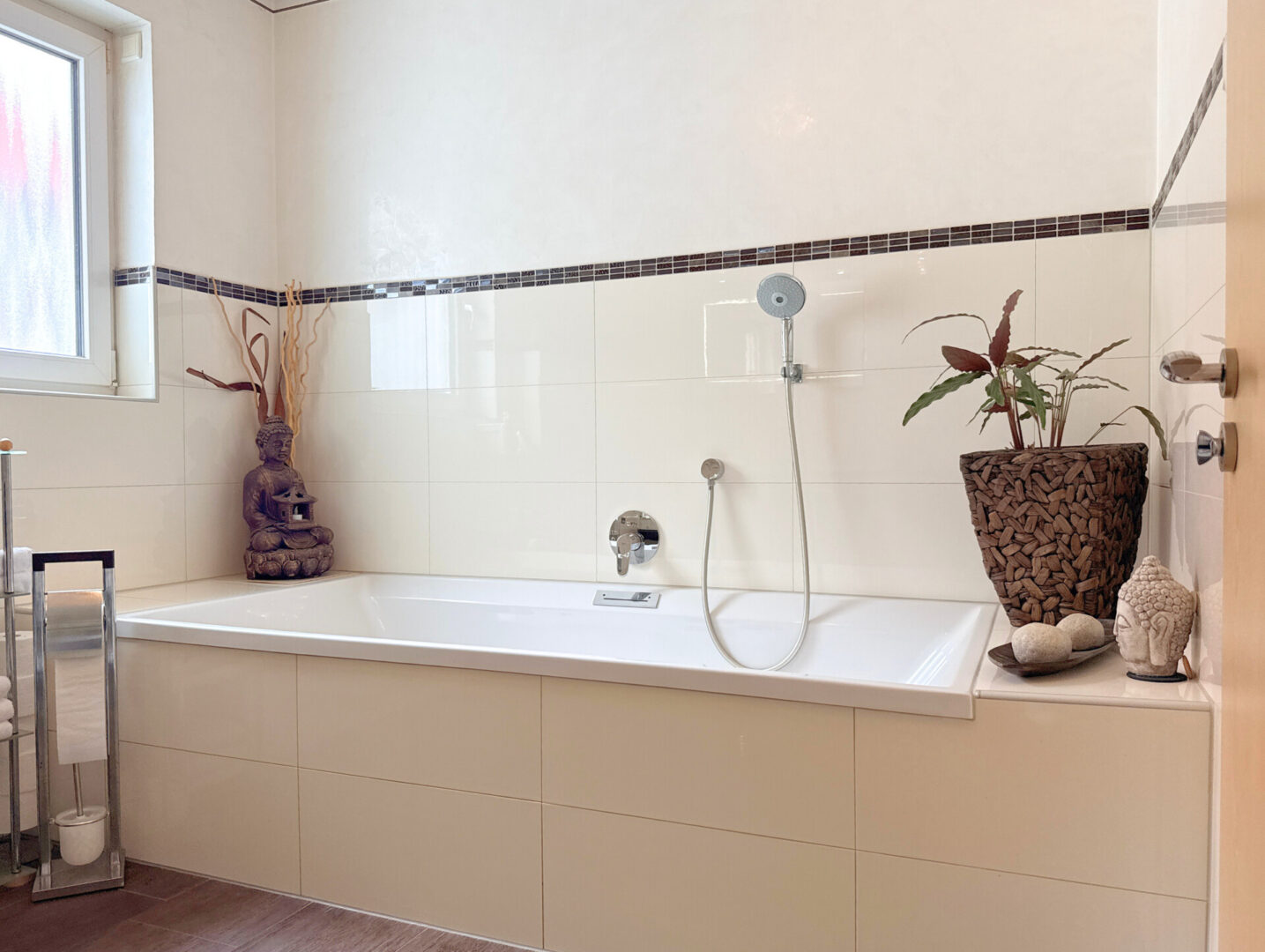 Tageslichtbad mit Wanne und Dusche