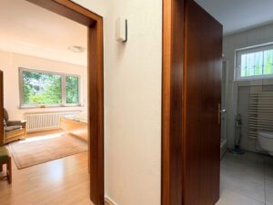 EG - Blick in Bad und Schlafzimmer