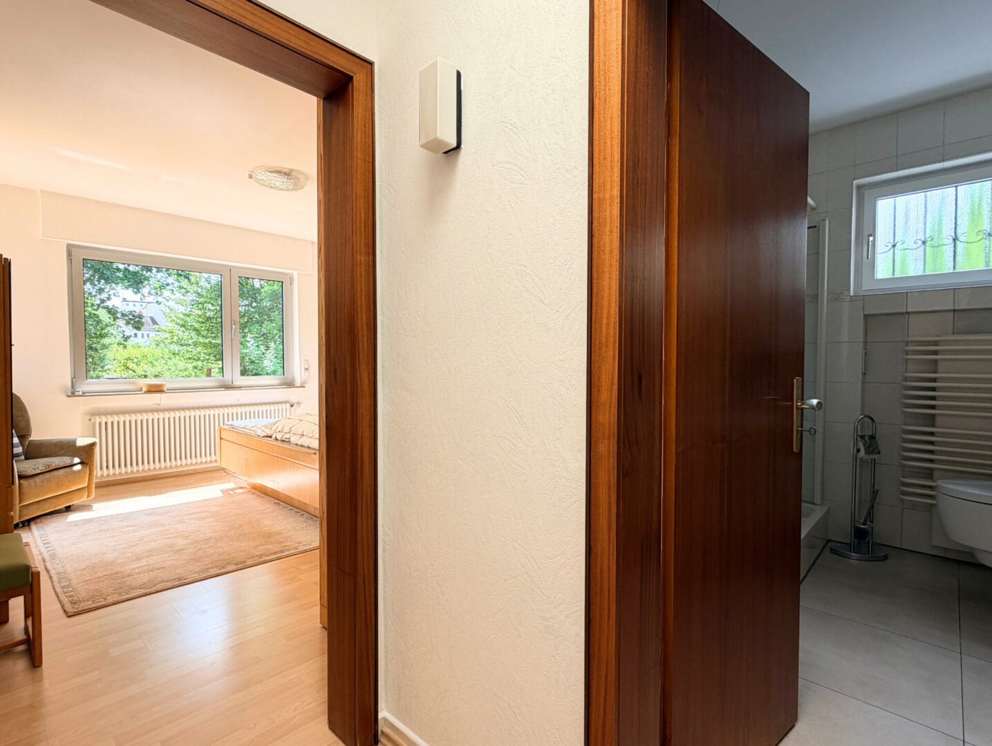 EG - Blick in Bad und Schlafzimmer